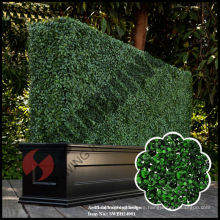 Seto artificial de boj topiary con jardinera
